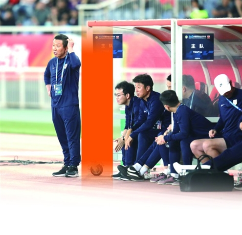 泰山队主帅崔康熙记者王晓峰摄